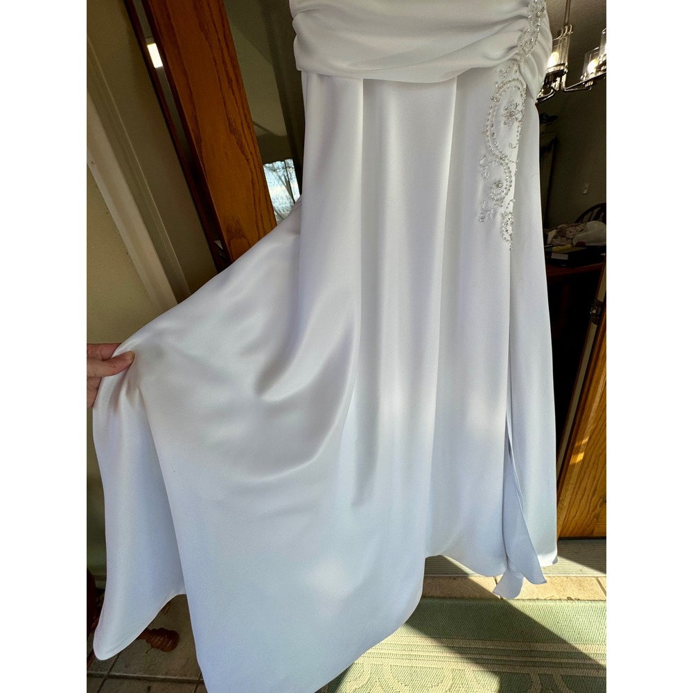 strapless satin white wedding gown from Essense of Australia with beading Size 8 - Picture 11 of 16